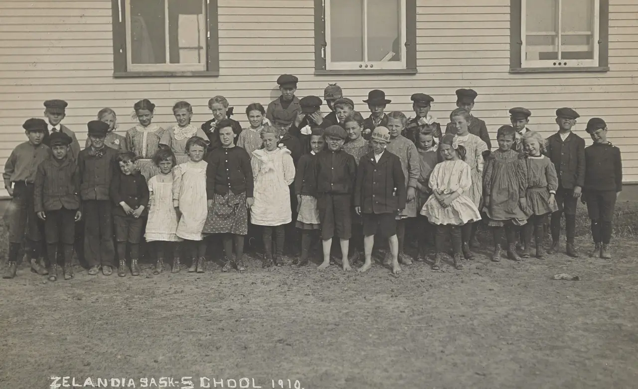 Schoolchildren outside Zealandia school, 1910